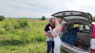 Застряла на машине, а чертов незнакомец вставил мне член в попку